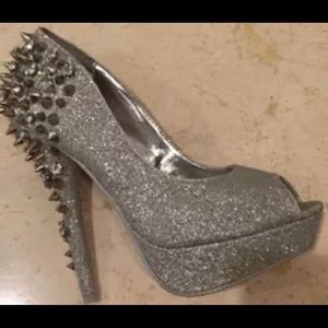 SILVER GLITTER & SPIKES HEELS BY POSH SZ 6
